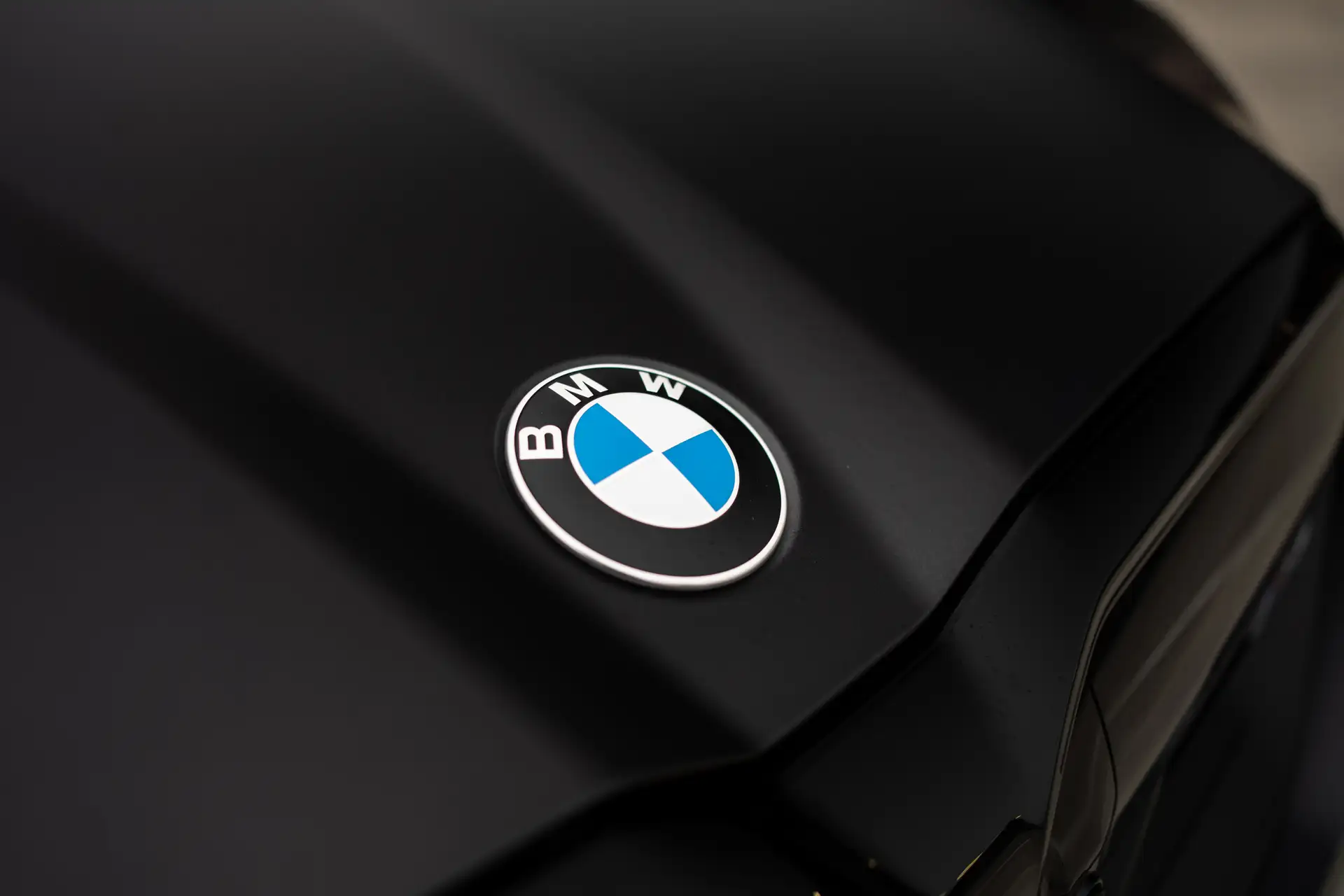 Das Logo auf der Motorhaube unseres BMW M5.